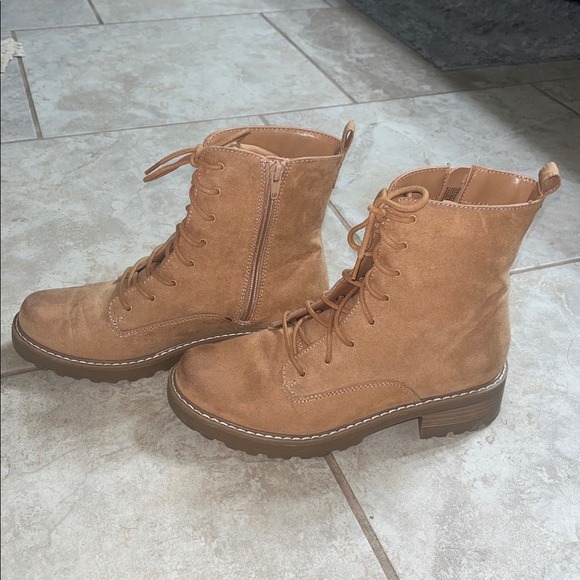Tan Lace-up Boots (and zipper on inner sides) - Picture 2 of 8